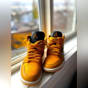 Air Jordan 1 mids. Pick up only. Nothing lower than $100 please.